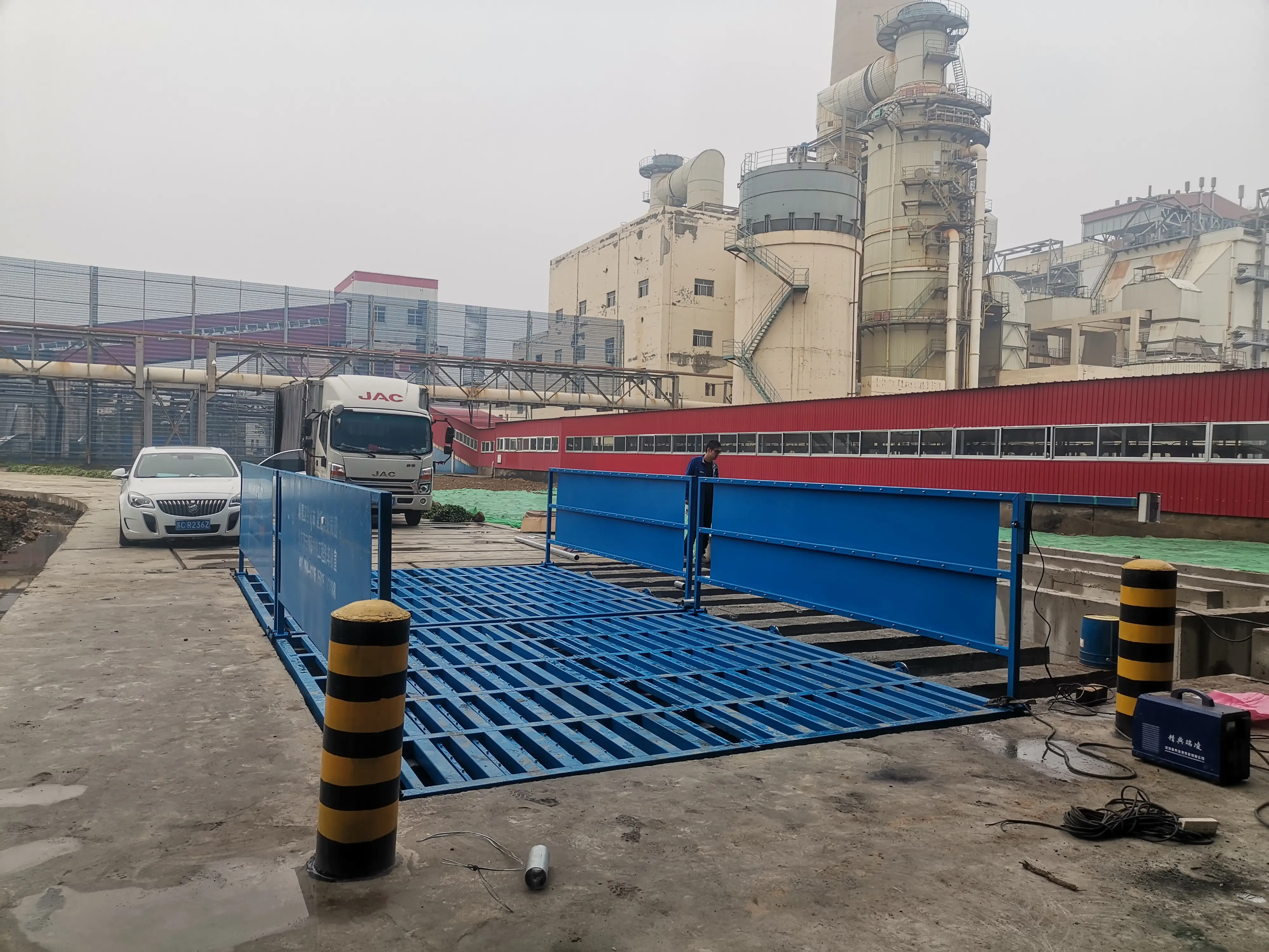 渣土車輛清洗優(yōu)選濟寧鋼聯(lián)，專注渣土車輛洗輪機、工程洗車機、沙場洗輪機，技術(shù)領(lǐng)先服務(wù)全面